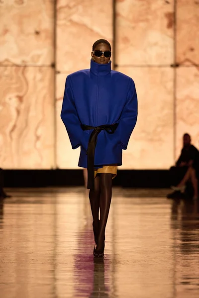 Look 16